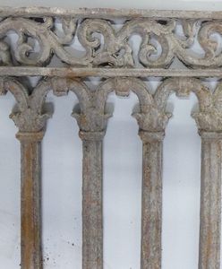 Warszawa. Konserwator ocalił elementy balkonów z rozebranej kamienicy