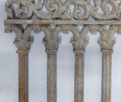 Warszawa. Konserwator ocalił elementy balkonów z rozebranej kamienicy