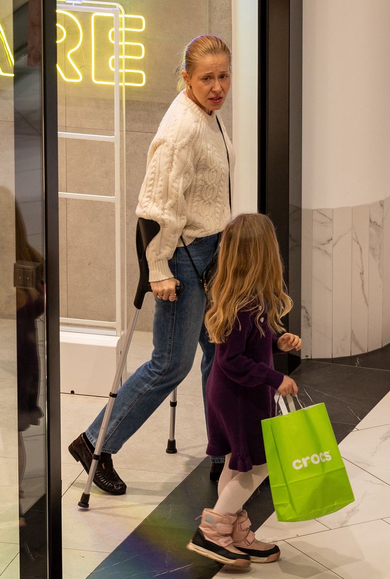 Katarzyna Warnke buszuje po centrum handlowym z córką