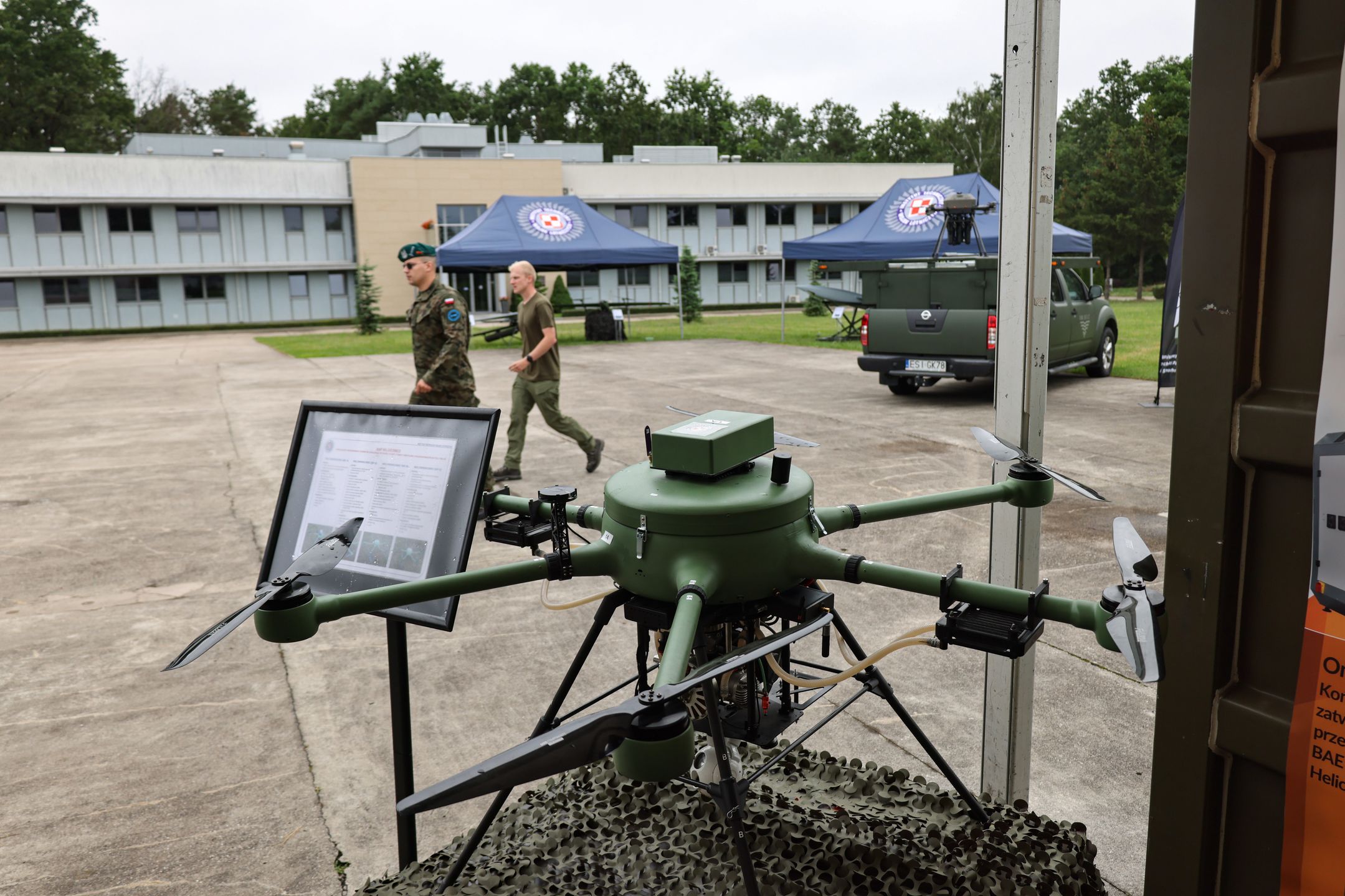 Warszawa, 22.07.2025. Sprzęt wojskowy prezentowany podczas podpisania umów między resortem obrony i wojskowymi instytutami badawczymi, 22 bm. w siedzibie Instytutu Technicznego Wojsk Lądowych w Warszawie. Na mocy umowy instytuty otrzymają nowe zadania, dotyczące doskonalenia taktyki, techniki i procedur użycia bezzałogowych systemów uzbrojenia. (amb) PAP/Albert Zawada