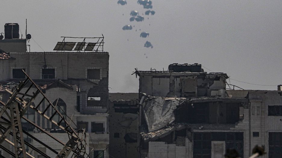Humanitarian aid is airdropped over the southern part of Gaza City by the United Arab Emirates Army, in Gaza City, 28 July 2025. More than 130 Palestinians, the majority of whom children, have died of malnutrition in the Gaza Strip, the Palestinian Ministry of Health said on 27 July. EPA/MOHAMMED SABER Dostawca: PAP/EPA.