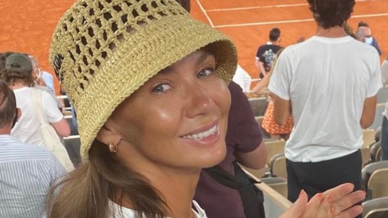 Strzaskana słońcem Kinga Rusin w kapeluszu za 2 tysiące złotych