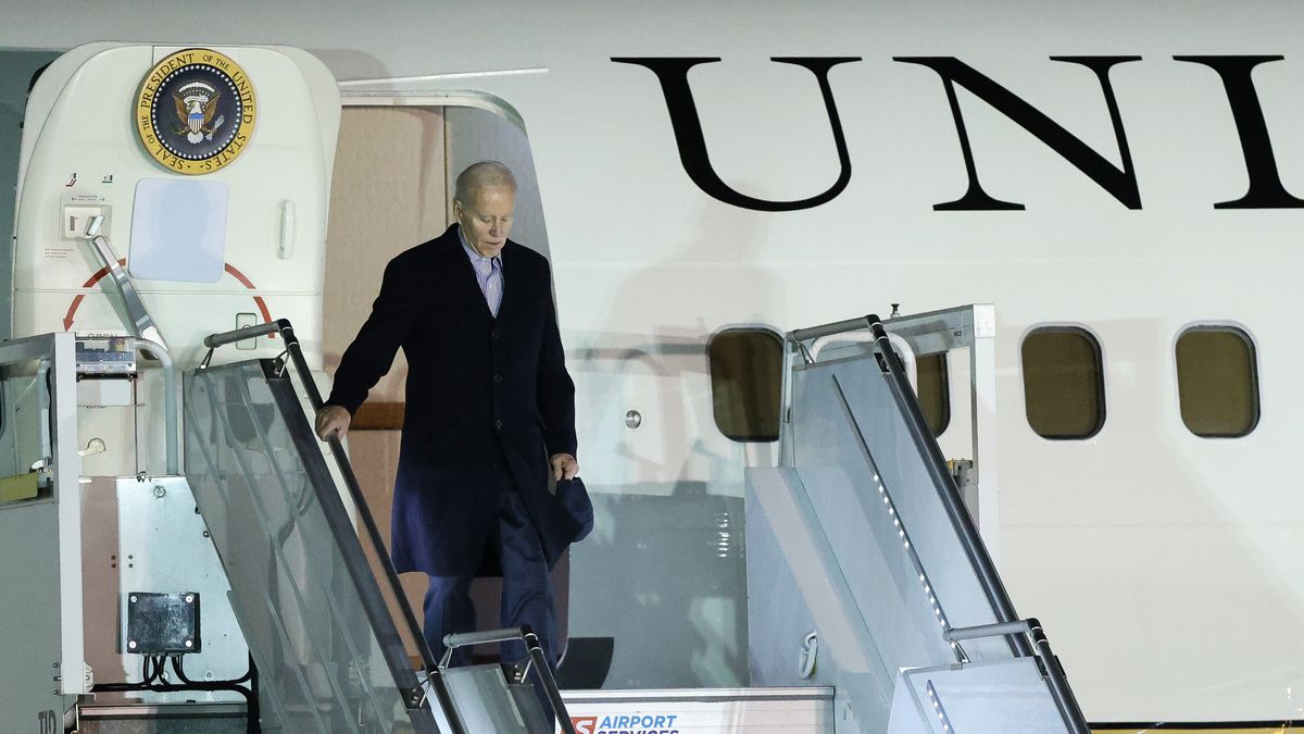 Joe Biden
Warszawa, 20.02.2023. Wizyta prezydenta USA Joe Bidena. Prezydent USA Joe Biden podczas przywitania na lotnisku w Warszawie, 20 bm. Prezydent Biden rozpoczyna wizyt� w Polsce. (sko) PAP/Rafa� Guz
Rafa� Guz
Air Force One, joe bidena, lotnisko wojskowe, ok�cie, prezydenta, samolot, stan�w zjednoczonych, usa, wizyta