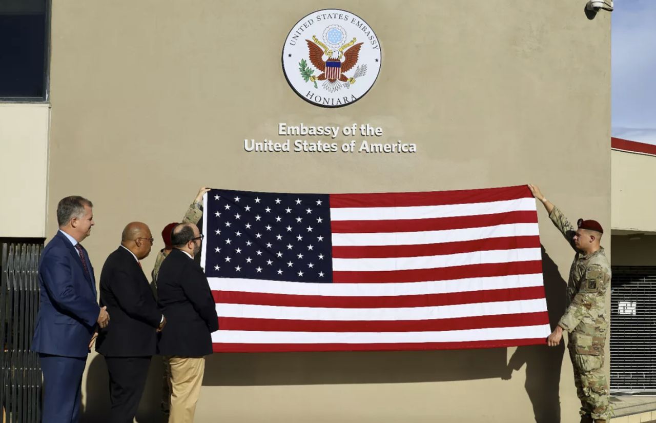 Ambasada USA na Wyspach Salomona. Placówka dyplomatyczna powraca do 30 latach