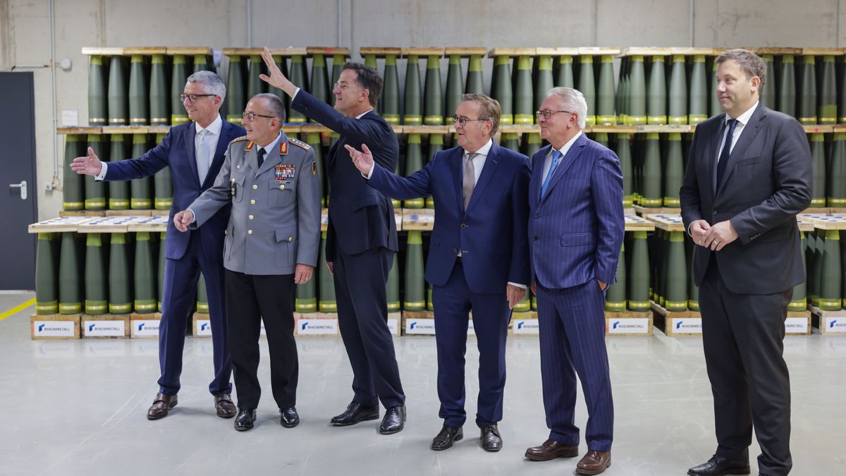 (2L-R) German Federal Armed Forces (Bundeswehr) Chief of Defence Carsten Breuer, NATO Secretary General Mark Rutte, German Defence Minister Boris Pistorius, Rheinmetall's Chief Executive Officer Armin Papperger and German Finance Minister Lars Klingbeil attend the official opening ceremony of a new Rheinmetall ammunition plant in Unterluess, Germany, 27 August 2025. According to Rheinmetall once fully operational in 2027, the factory will have the capacity to produce up to 350,000 rounds of 155mm artillery ammunition annually. The company also plans to expand production at the plant to include rocket artillery starting in 2026. EPA/HANNIBAL HANSCHKE Dostawca: PAP/EPA.