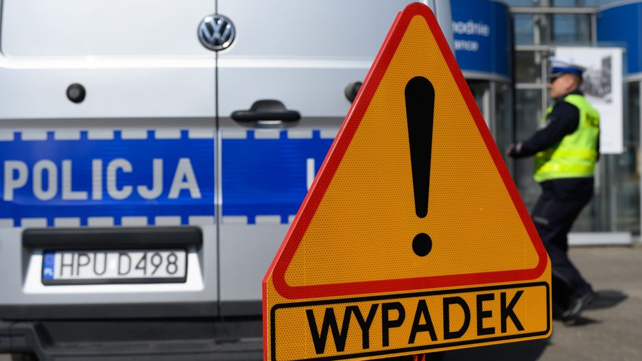 Szkolny autobus zderzył się z dwiema osobówkami pod Wrocławiem. Zdj. ilustracyjne