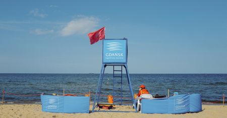 Czerwone flagi nad Bałtykiem. Ponad 100 kąpielisk zamkniętych