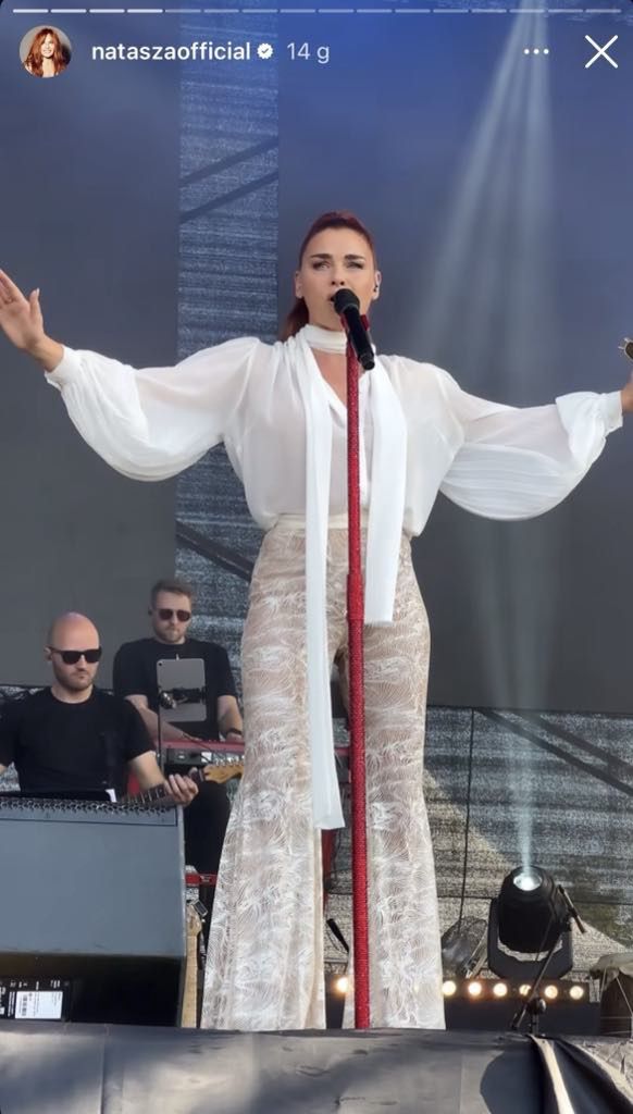 Natasza Urbańska w zwiewnej koszuli