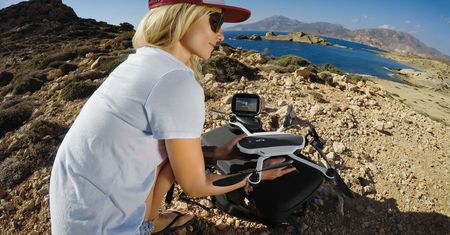 GoPro Karma to składany dron z odczepianym 3-osiowym stabilizatorem