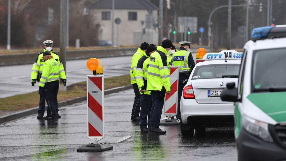 Punkt testów na obecność koronawirusa na granicy Polski z Niemcami, na przejściu granicznym w Linken-Lubieszyn w Meklemburgii-Pomorzu Przednim.