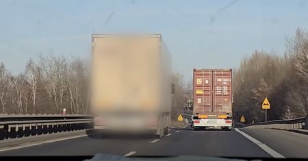 Nie wiedział, że jest nagrywany. Jakby nigdy nic włączył kierunkowskaz