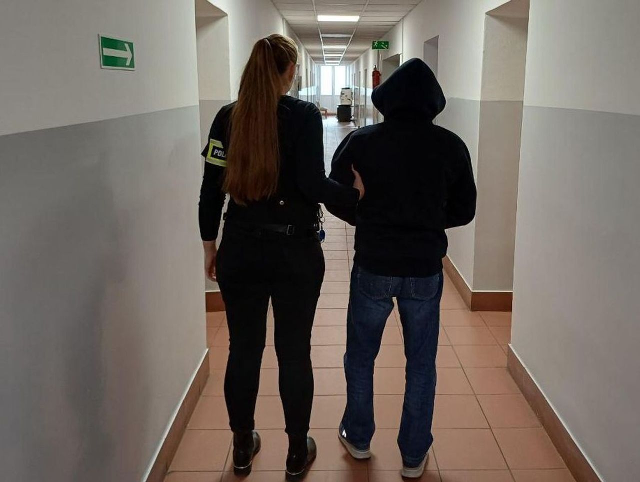 Łęczyce: Policyjny nalot na posesję i mieszkanie 51-latka. Mężczyzna nielegalnie produkował alkohol