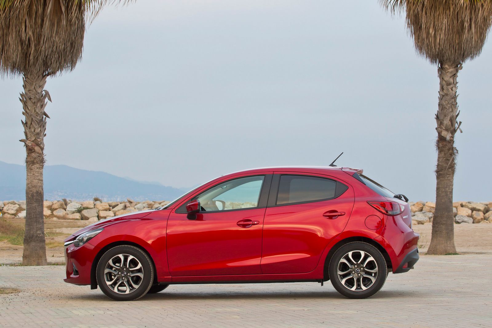 Europejska Mazda 2 – obszerna galeria zdjęć 8