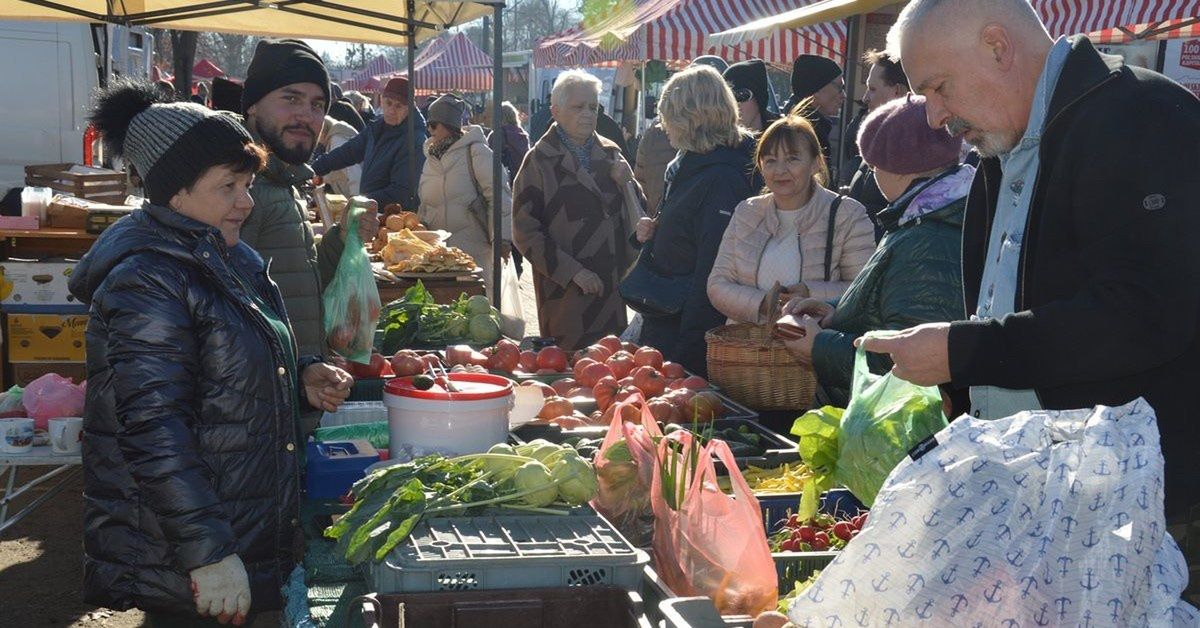 Stalowa Wola: Piątkowy targ w słońcu. Spory ruch, rekordowa kolejka za jajkami