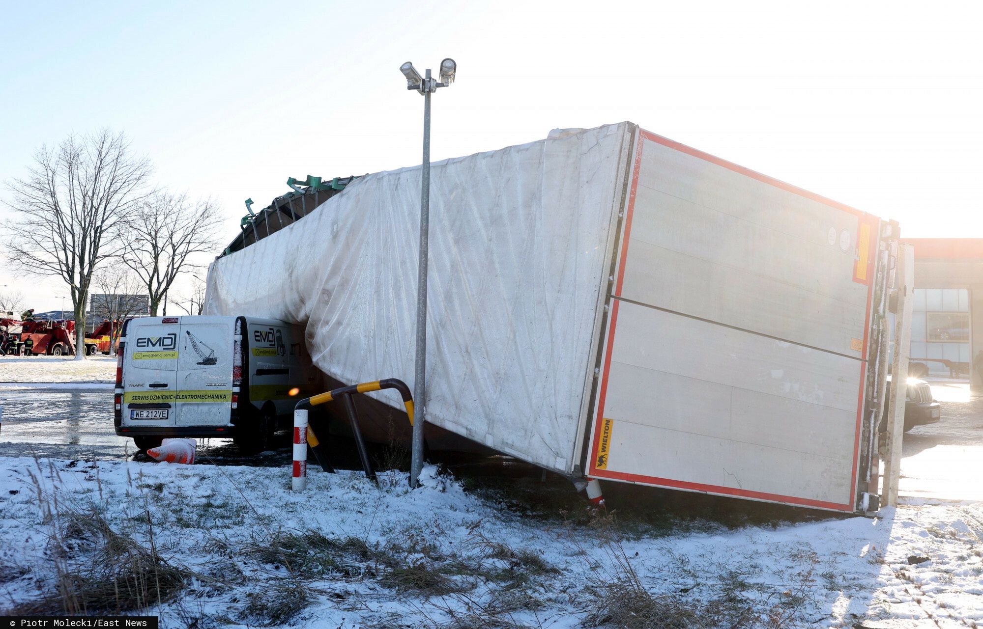 Wiatr wywrócił naczepę tira na ulicy Puławskiej w Warszawie (Fot. Piotr Molecki/East News)