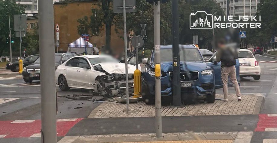 Warszawa. Poważne zderzenie dwóch aut na Woli. Jeden pojazd uderzył w słup