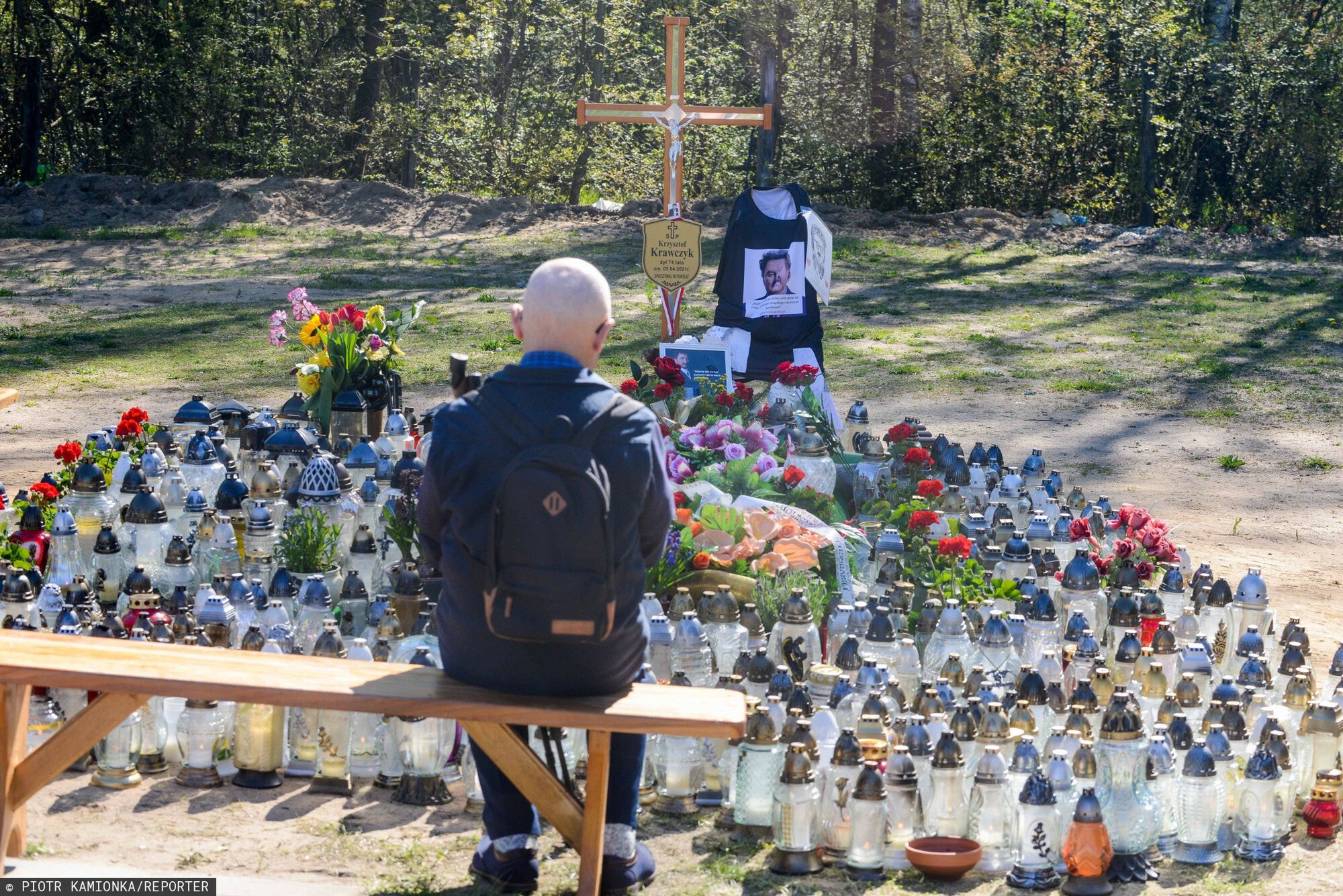 Grób Krzysztofa Krawczyka w Grotnikach koło Łodzi miesiąc po pogrzebie wokalisty. Fani palą znicze i zostawiają zdjęcia oraz listy