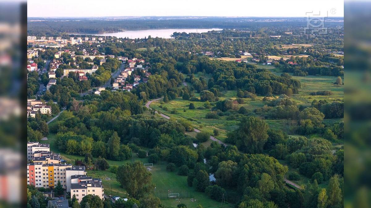 Widok z drona na dolinę rzeki Bystrzycy, na pierwszym planie osiedle Łąkowa