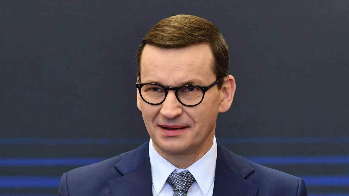 Mateusz MorawieckiRadek PietruszkaBo�e narodzenie, Bo�onarodzeniowe, covid, covid-19, czwarta fala, dzieci, epidemia koronawirusa, koronawirus, maseczka ochronna, Ministerstwo Rodziny i Polityki Spo�ecznej, MRiPS, ochrona, pandemia, polityk, portret, rodzina, rodziny, sars-cov-2, spotkanie, szef rz�du, z rodzinami