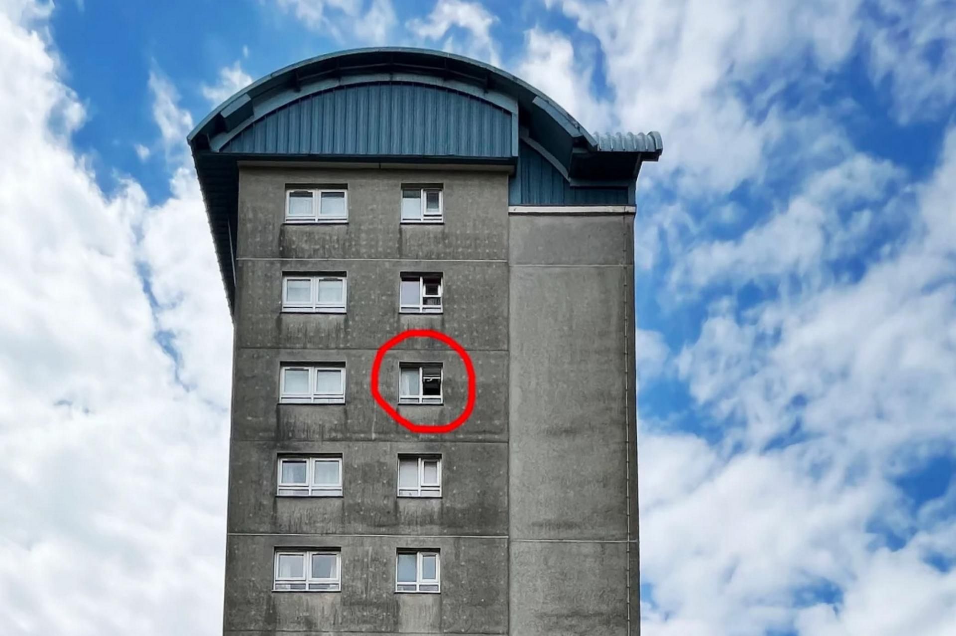 Roczny chłopiec wypadł z okna na siódmym piętrze