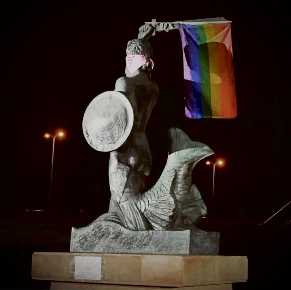 Kasia Warnke skomentowała zamieszczenie tęczowych flag na warszawskich pomnikach