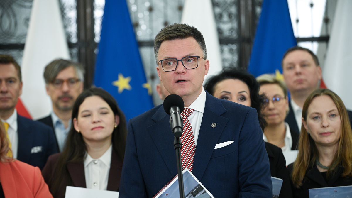 Warszawa, 13.11.2025. Marszałek Sejmu Szymon Hołownia (C) podczas konferencji prasowej w Sejmie w Warszawie, 13 bm. Szymon Hołownia podpisał rezygnację z funkcji marszałka Sejmu. Wybór nowego marszałka Sejmu ma odbyć się 18 listopada, na kolejnym posiedzeniu izby. (jm) PAP/Marcin Obara