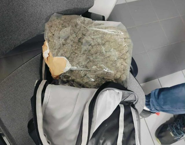 Miał plecak wypchany narkotykami. Wpadł przez piwo (zdjęcia)