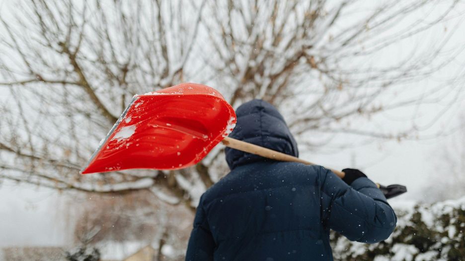 Tłumu chętnych do pracy przy odśnieżaniu w Toruniu brak, choć stawka godzinowa jest jak na toruńskie warunki ciekawa: 60 zł/h.