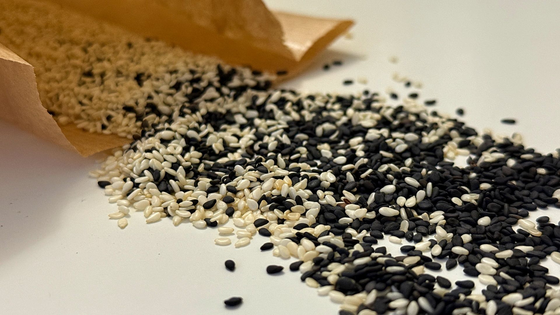 Sezam to niepozorne ziarno o ogromnym potencjale zdrowotnym.