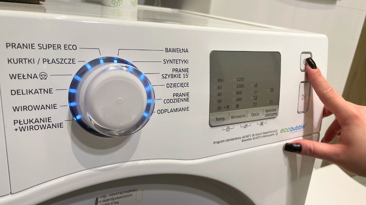 Zbliżenie na pralkę i możliwe programy prania