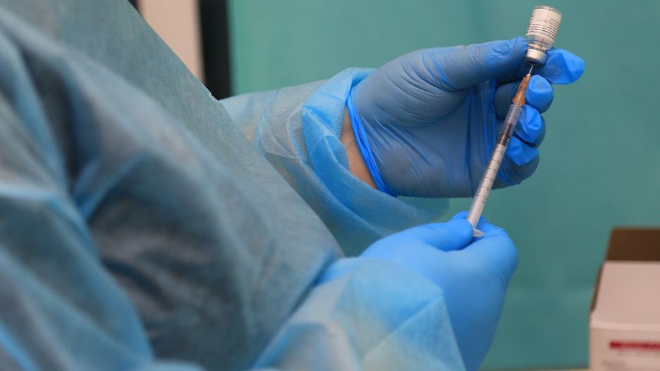 Warszawa. Ruszyły szczepienia przeciw COVID-19 dla seniorów