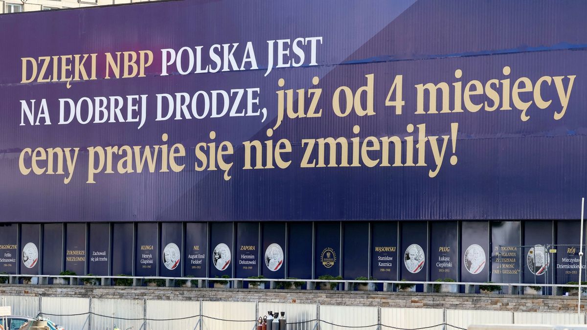 Nowy baner zawisł na siedzibie NBP