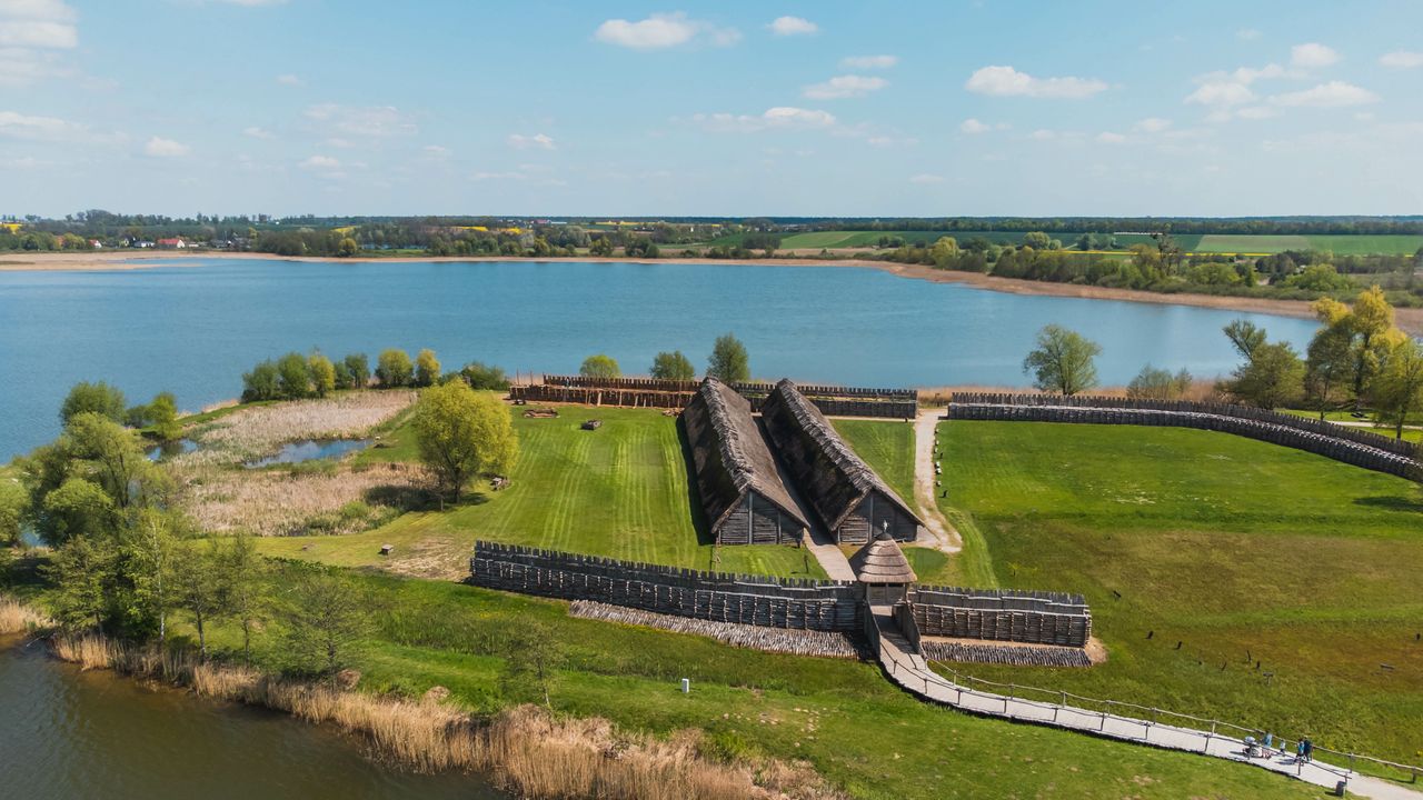 Gród w Biskupinie ze względów bezpieczeństwa usytuowany był na wyspie na jeziorze