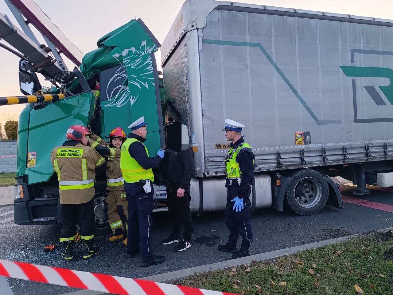 Lublin: Kierowca nie zauważył ograniczenia i staranował bramownicę