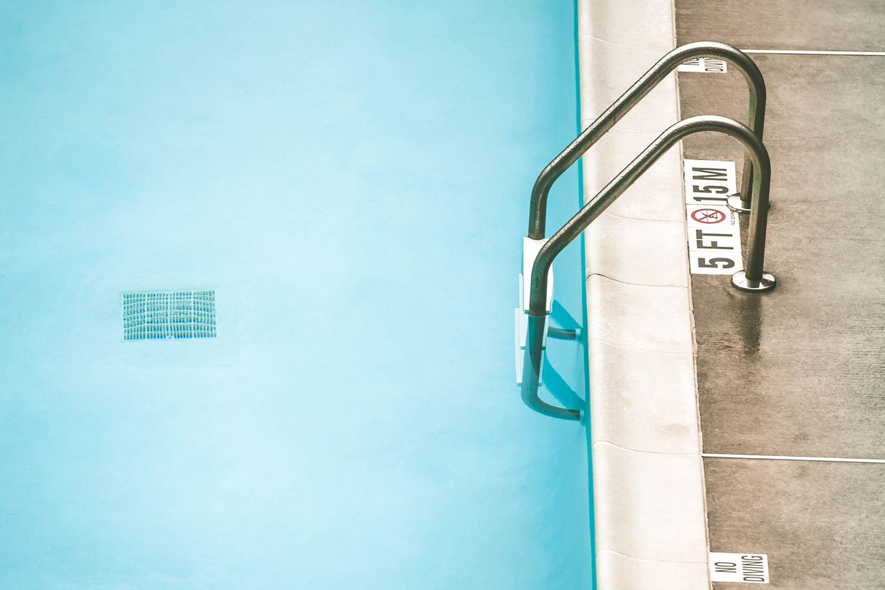 Walczą z bakterią na basenie. Czas na ingerencję chemiczną