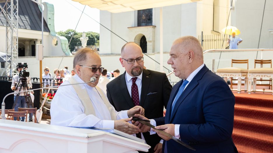 Jacek Sasin z prezesem Grupy Enea Pawłem Majewskim wręczył Tadeuszowi Rydzykowi "miecz z czasów Mieszka I"