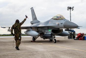 Zełenski mówił o F-16. Tylu myśliwców mogą używać