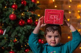 Chłopiec był niezadowolony ze świątecznego prezentu, rzucił nim o podłogę. Mama twierdzi, że nie zrobił nic złego