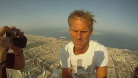 Siedzą sobie na szczycie najwyższego budynku świata i gadają [wideo] 1