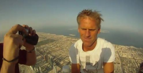 Siedzą sobie na szczycie najwyższego budynku świata i gadają [wideo]