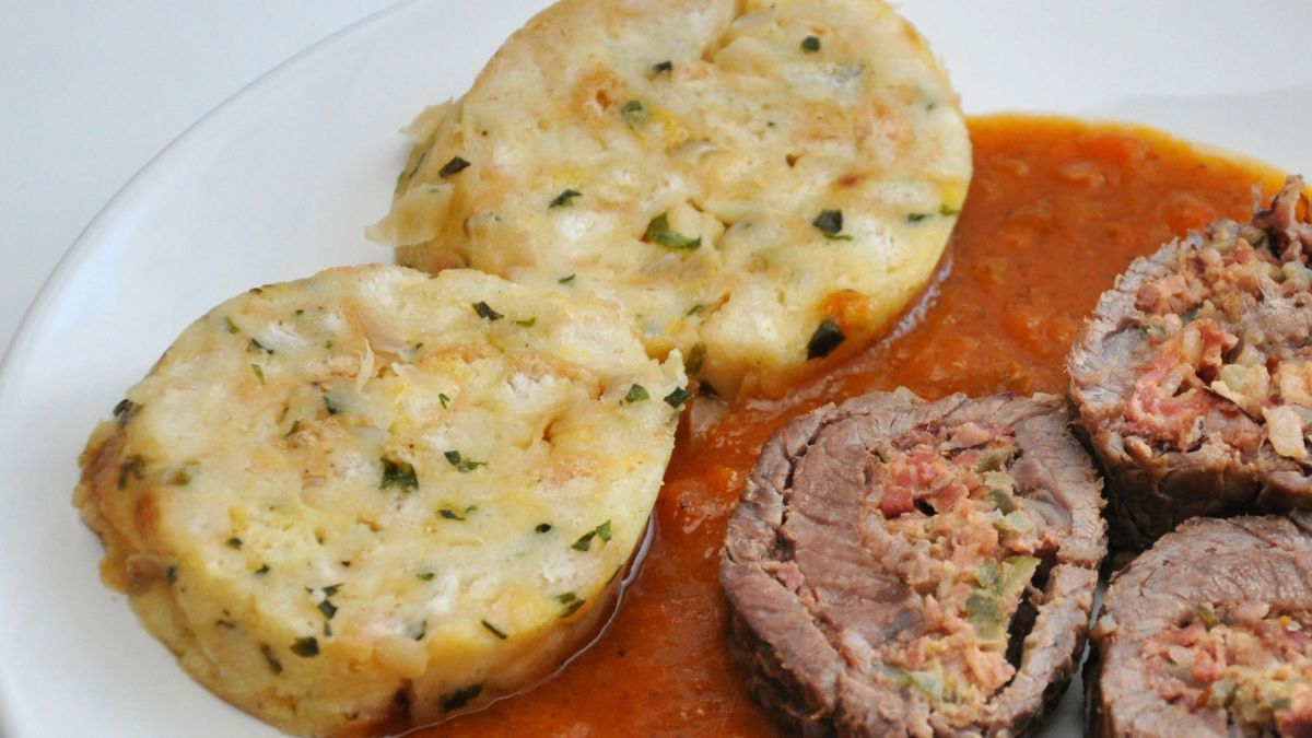 Knedle bawarskie. Niemiecki sposób na zużycie czerstwego pieczywa