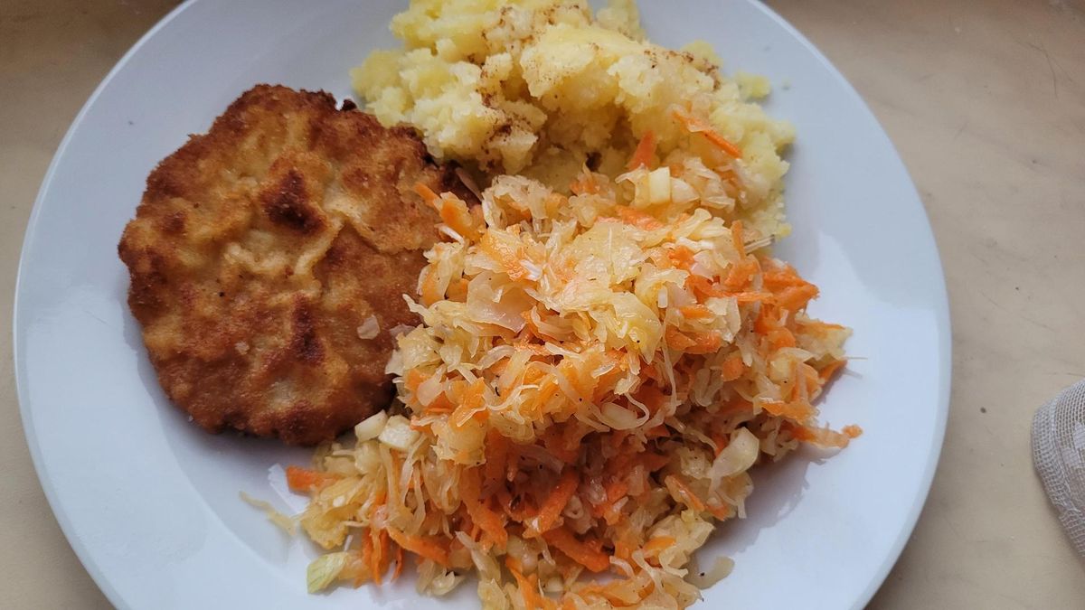 Surówka z kiszonej kapusty z przepisu cioci