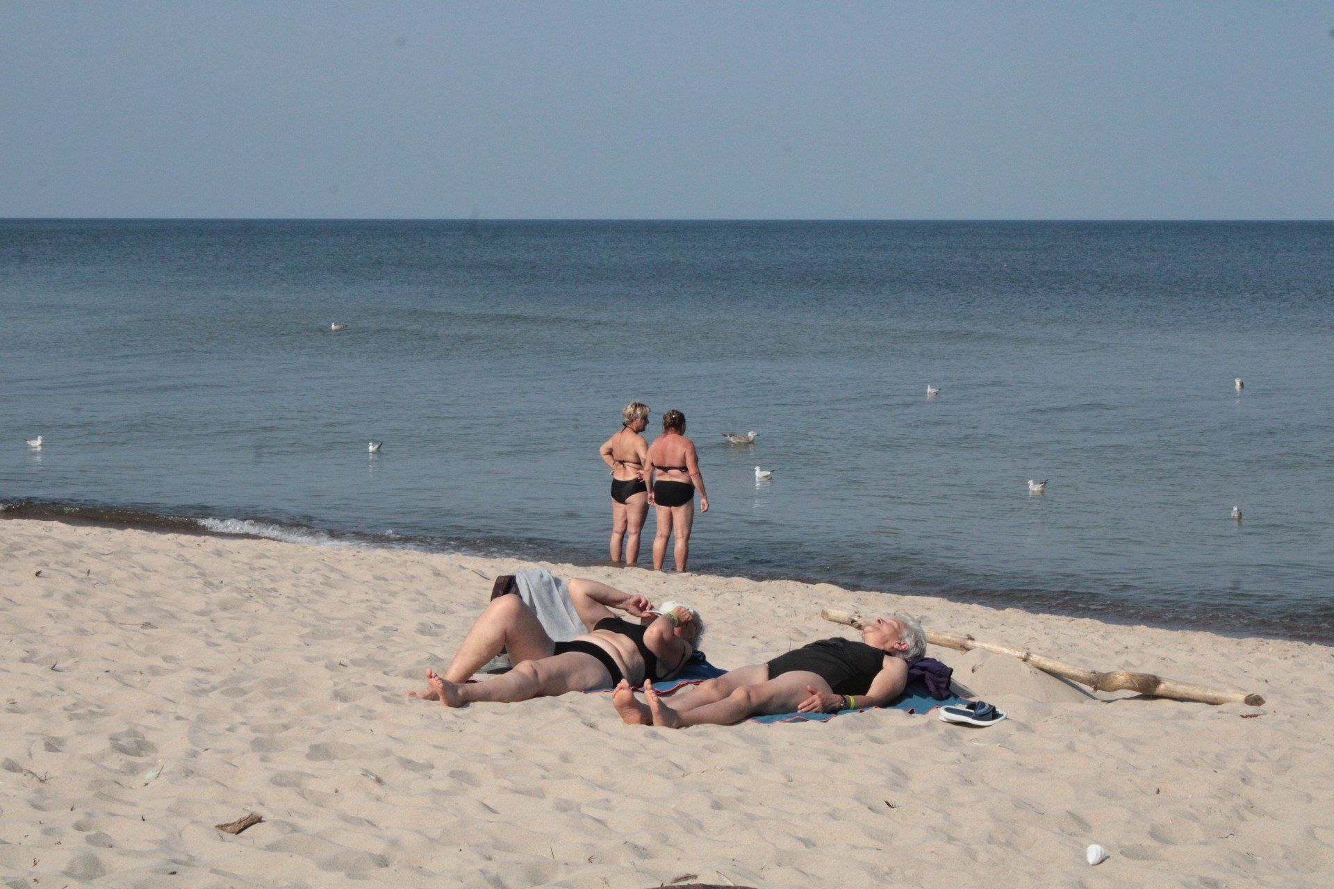 Środowe południe na plaży w Łazach