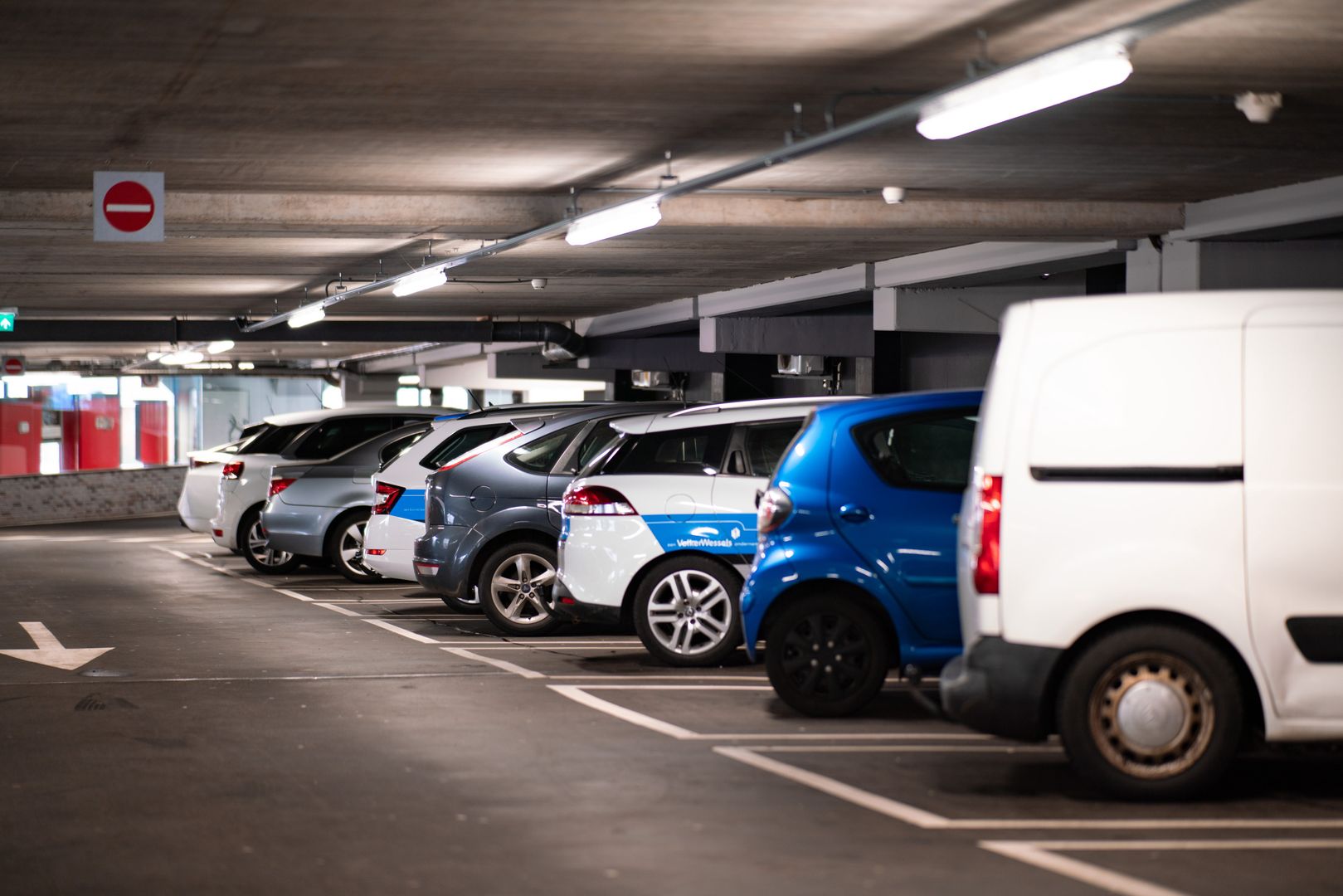Na parkingu podziemnym w Gdyni czekają wysokie kary na osoby, które najadą na linię 