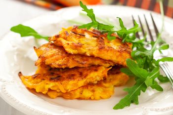 Ścieram tanie warzywo i dodaję do racuchów. Na słono smakują jeszcze lepiej niż tradycyjne