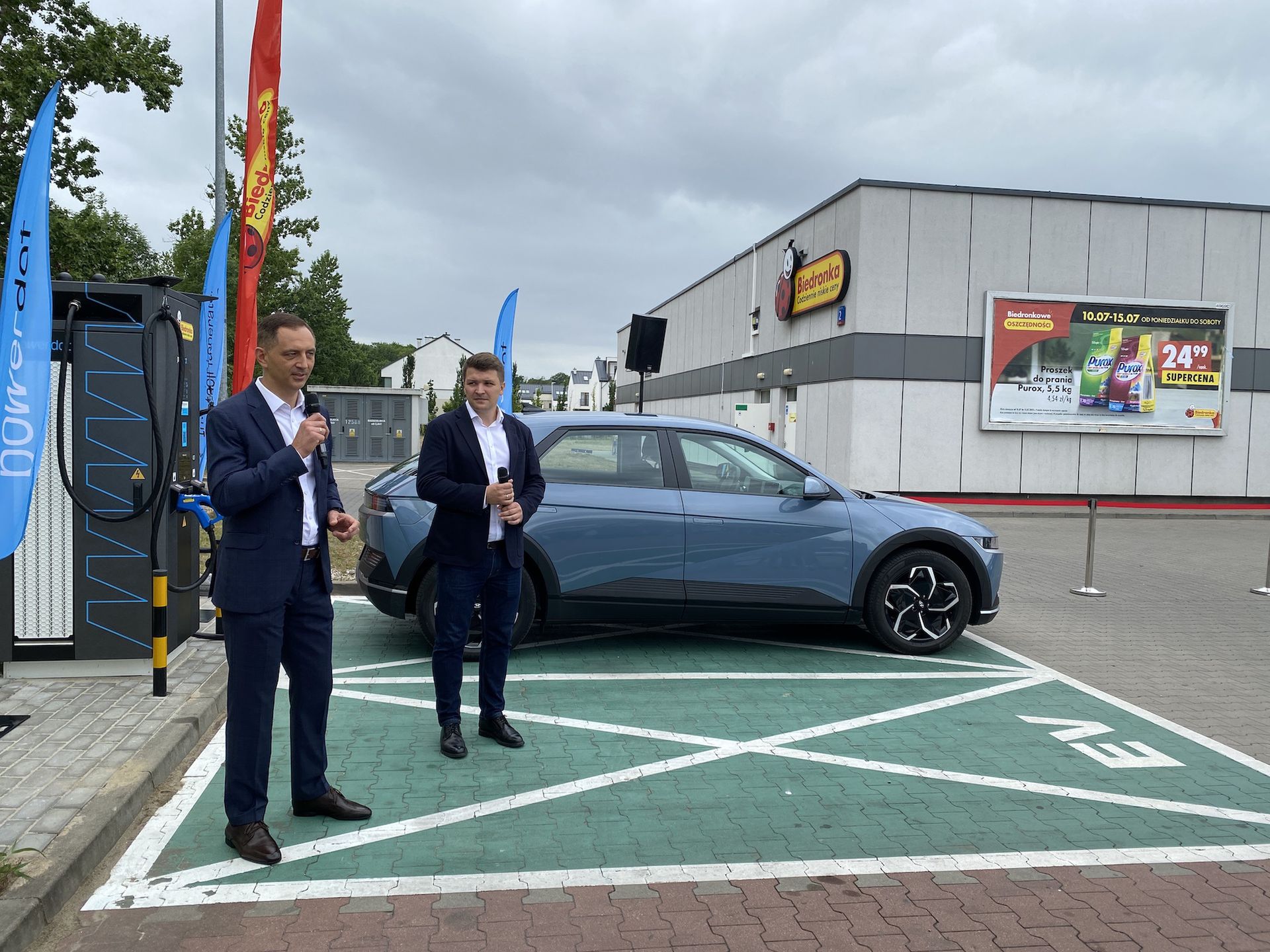 Otwarcie stacji ładowania Powerdot na parkingu Biedronki przy ul. Pałacowej w Warszawie