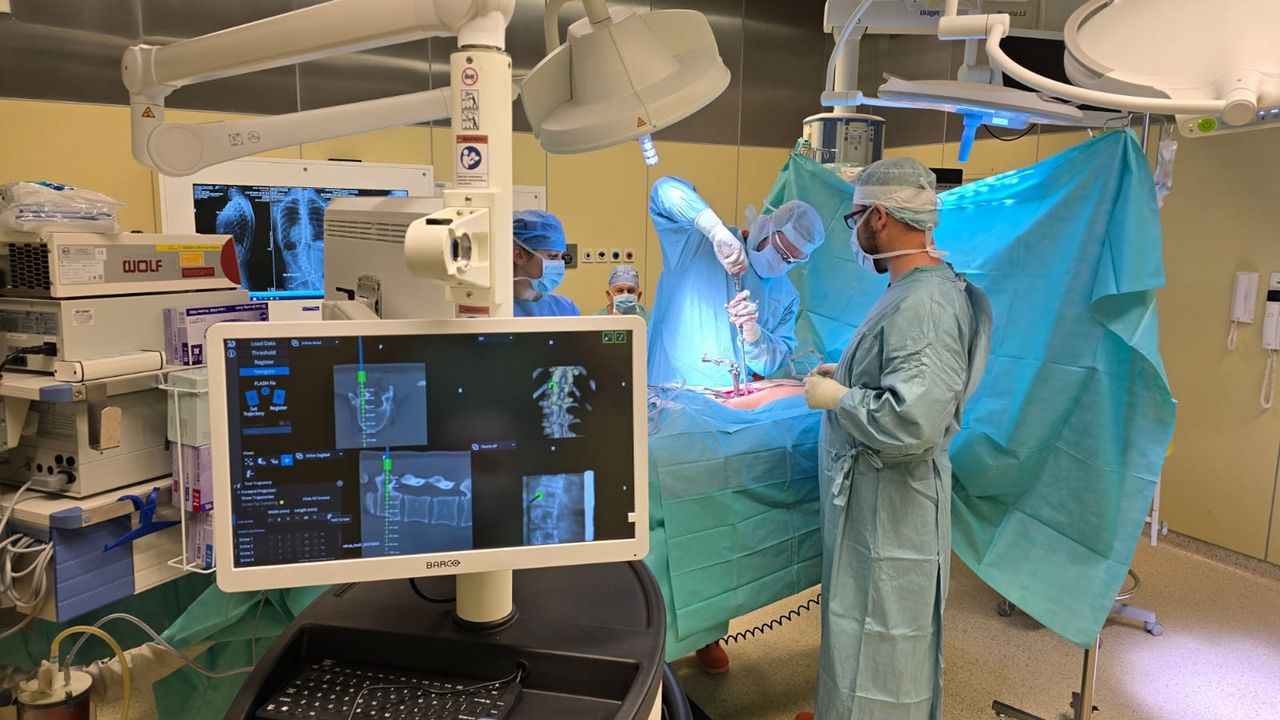 Pionierskie operacje kręgosłupa w Zakopanem. "Krok milowy"