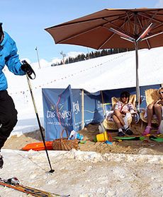 Wokół mróz, a tu opalają się dziewczyny