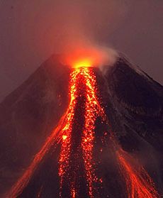 Z wulkanu Mayon trysnęła lawa