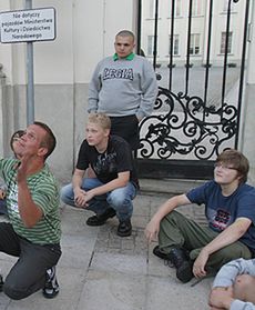 Meczyk w piłkę i człowiek w pudle